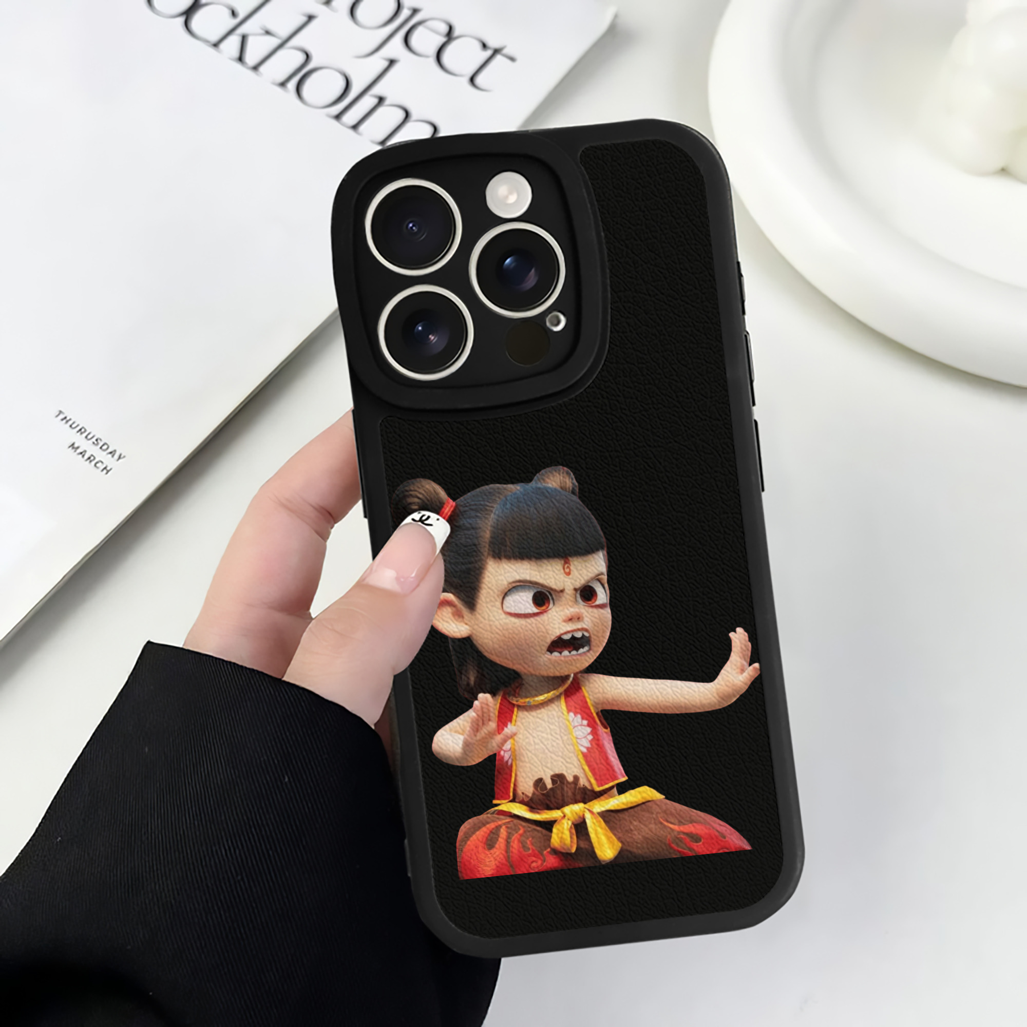 （画像用） Ne Zha 2 ナタ 魔童の大暴れ 【iPhone 16シリーズ対応】シリコンスマホケース（レザー調） 材質：シリコン